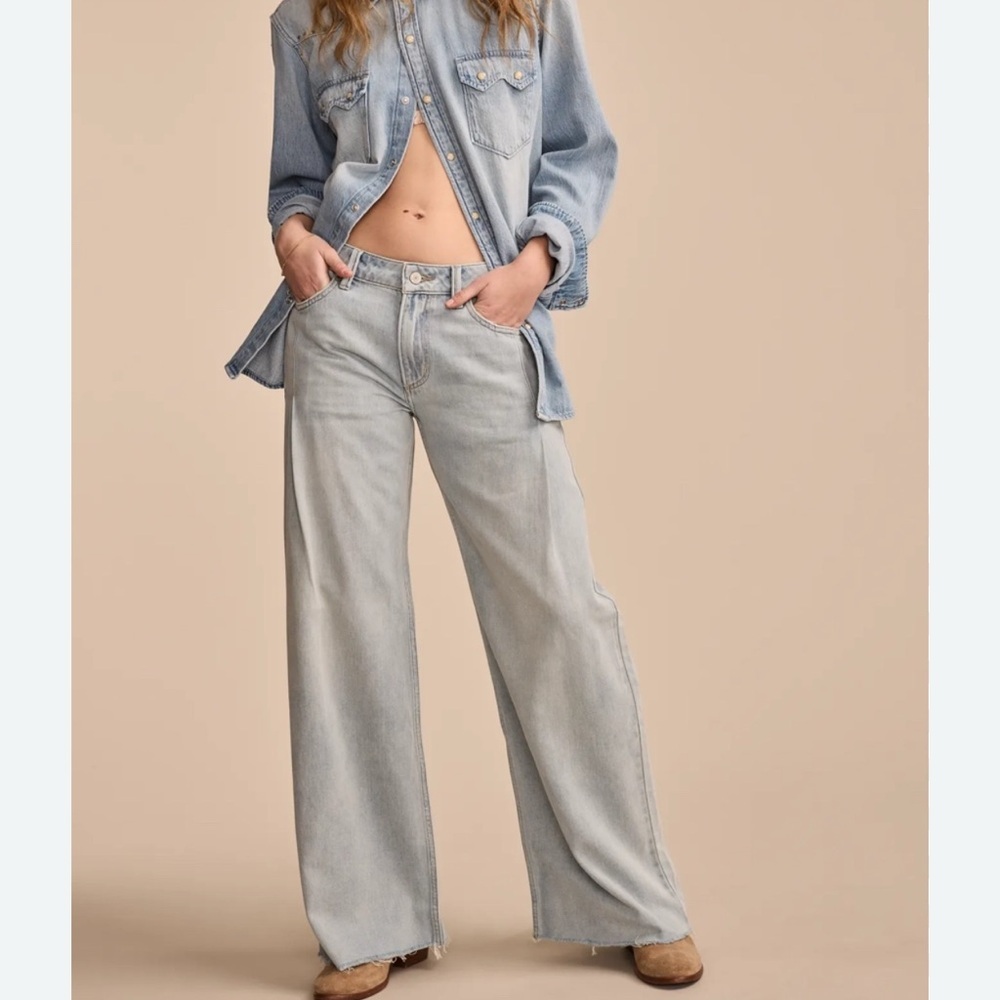 Lucky Brand Palazzo wide leg Light Blue Denim Jeans with pleat. Raw hem sz 2